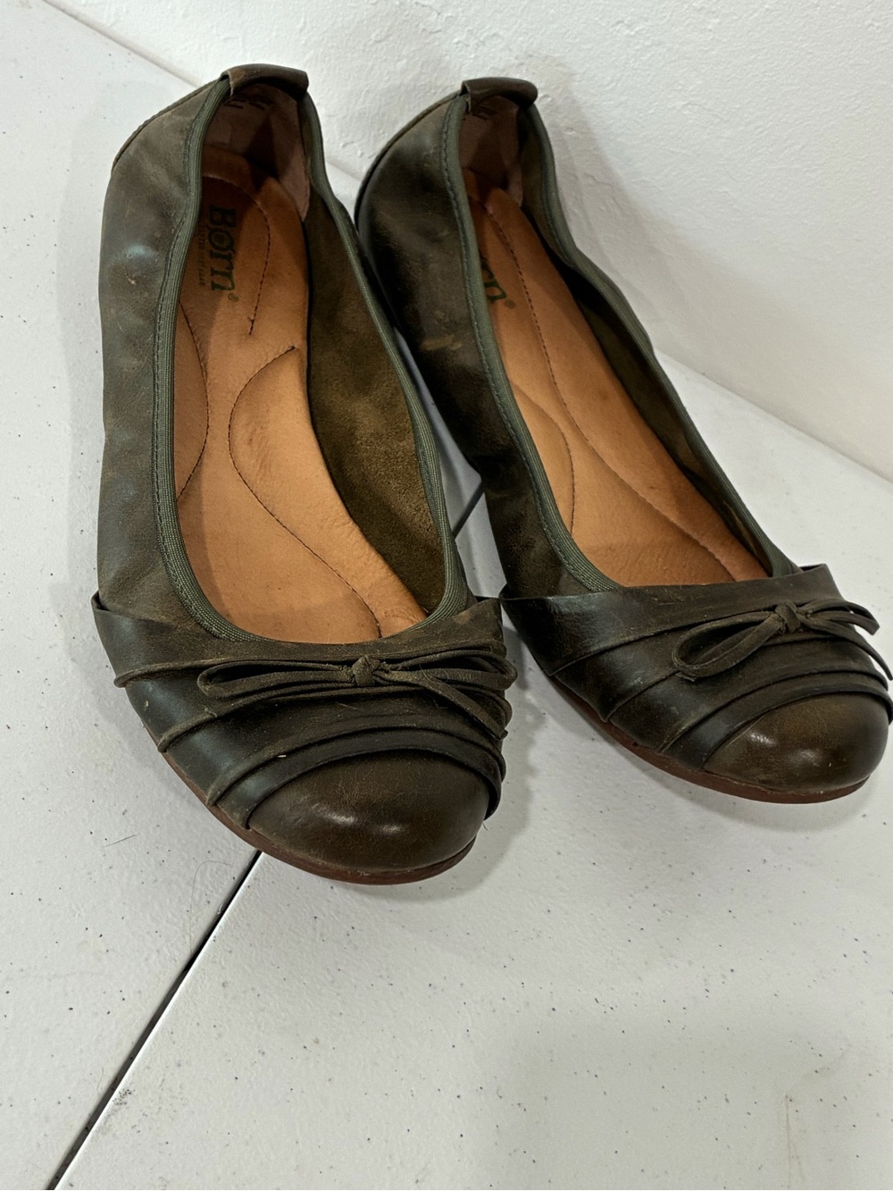 Born Julianne Ballet Flats Size 10 Olive Green Leather Scrunch Bow Pleated Toe